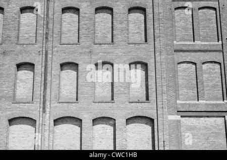 Windows usine murée pour la conversion à un entrepôt à Minneapolis (Minnesota), au cours de la Grande Dépression. 1939. Banque D'Images