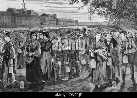 Bell-Time', 'gravure sur bois après Winslow Homer dessin de 1868 montre les travailleurs quittant le Lawrence, Massachusetts, usine à Banque D'Images