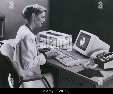 Les femmes utilisant et au début de l'ordinateur personnel faite par la Digital Equipment Corporation de Maynard, Massachusetts en 1982. L Banque D'Images