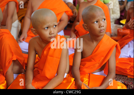 Jeunes novices,coordination dans le bouddhisme thaïlandais , Wat Santithammaram, Bangkok, Thaïlande Banque D'Images