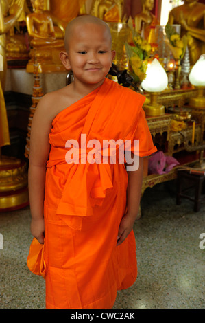 Jeune novice,coordination dans le bouddhisme thaïlandais , Wat Santithammaram, Bangkok, Thaïlande Banque D'Images