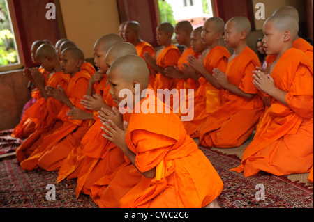 Jeunes novices,coordination dans le bouddhisme thaïlandais , Wat Santithammaram, Bangkok, Thaïlande Banque D'Images