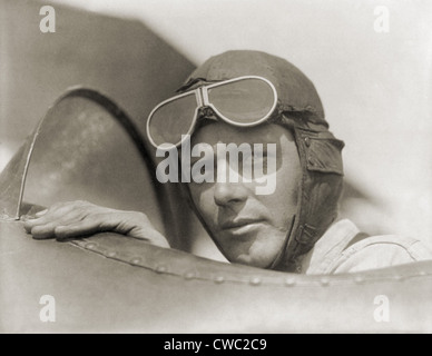 Charles Lindbergh 1902-1974 portant un casque avec lunettes jusqu'à cockpit ouvert d'avion à Lambert Domaine Saint Louis au Missouri. Banque D'Images