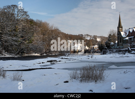 Ville de Llangollen, église et rivière Dee couverte de glace et de neige Banque D'Images