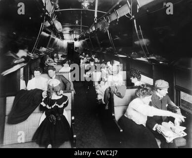 Les passagers dans un wagon Pullman en 1905. À l'arrière de la voiture sont deux African American Pullman porteurs. Banque D'Images