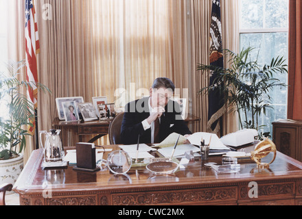 Le président Reagan travaillant à son bureau ovale 24 peu de temps avant de livrer son 1982 l'état de l'Union au Congrès. Jan Banque D'Images