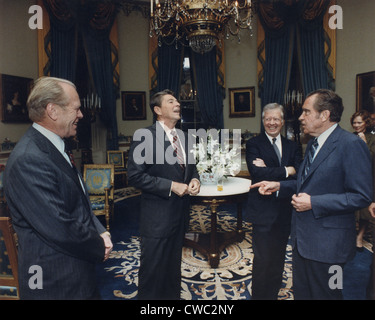 Quatre présidents Reagan Ford Carter Nixon dans la salle bleue avant de partir pour l'Égypte et l'Enterrement de Sadate. Le 8 octobre 1981. Banque D'Images