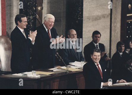 Le président Reagan reçoit une ovation lors de son l'état de l'Union au Congrès. Derrière lui sont Vice Banque D'Images