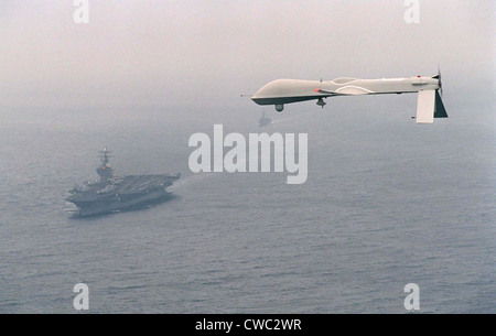 Predator Drone vole au-dessus du porte-avions USS Carl Vinson sur un vol d'essai de reconnaissance aérienne de la Marine Banque D'Images