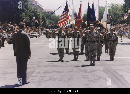 Le président Bush lors d'une tempête du désert Homecoming Parade reçoit un hommage du général Norman H. Schwarzkopf. Washington DC. 8 juil. Banque D'Images