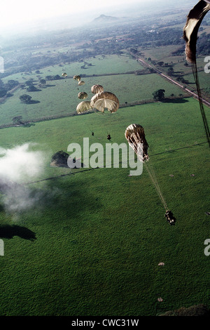 Les soldats du 1er Bataillon de parachutistes d'infanterie 509e dans une zone de chute à l'extérieur de la ville de Panama au cours de l'invasion américaine Banque D'Images