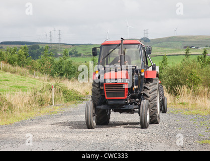 La conduite d'un amateur de vintage rouge Case International 1394 au cours d'un tracteur le tracteur et la machine Vintage Ayrshire Club road run Banque D'Images