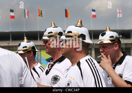 Berlin, fans de football avec boutons de football avant le stade olympique Banque D'Images