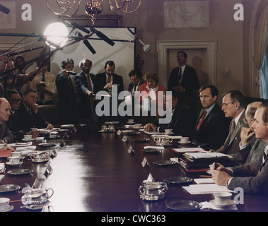 Le président Bush participe à une réunion du Conseil national de sécurité concernant l'invasion du Koweït par l'APR 2-4 1990 . Banque D'Images