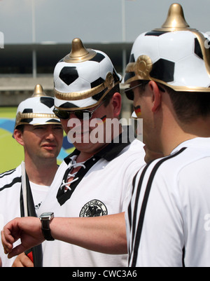 Berlin, fans de football avec boutons de football avant le stade olympique Banque D'Images