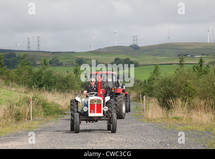 La conduite d'un amateur de vintage David Brown Selectamatic Livedrive 12 tracteur : Ayrshire Vintage le tracteur et la machine Club road run Banque D'Images