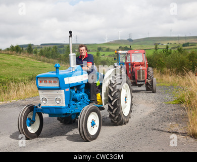 La conduite d'un amateur de vintage bleu Ford 3000 tracteur pendant une Ayrshire Vintage le tracteur et la machine Club road run Banque D'Images