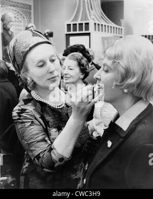 Estee Lauder 1906-2004 Chef d'entreprise de cosmétiques habillé dans une robe Yves Saint Laurent rouge à lèvres s'applique à un client d'un nouveau Banque D'Images