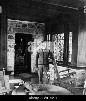 Andrew Carnegie dans son chalet, à proximité de golf de Saint Andrews Golf Links Westchester Co. N.Y. 1911. (BSLOC   2010 18 22) Banque D'Images