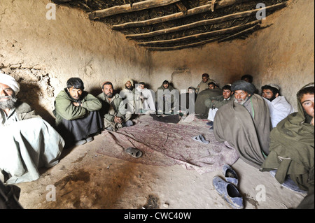 Présumés talibans prisonniers détenus pour interrogatoire par les soldats de l'Armée nationale afghane dans la province de Helmand Afghanistan Badula Qulp Banque D'Images