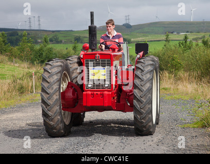 La conduite d'un amateur de vintage 634 International toutes les roues motrices du tracteur ; Ayrshire Vintage le tracteur et la machine Club road run Banque D'Images