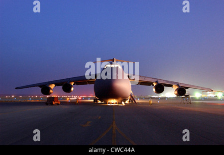 L'US Air Force un C-5 Galaxy avions stationnés sur l'aire de trafic à un endroit tenu secret, à l'appui de l'armée américaine Banque D'Images