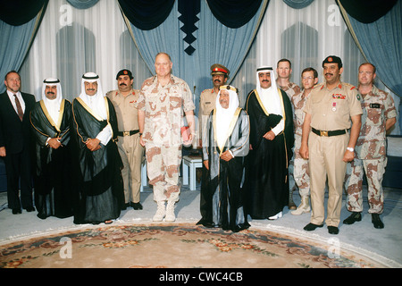 Le général Norman Schwarzkopf avec cheikh Isa Bin Salman Al-Khalifa l'émir de Bahreïn après l'Émir qui lui a présenté le Banque D'Images