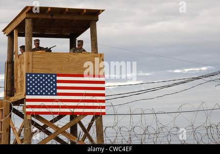 Les équipes de sécurité de la tour de garde au Camp X-Ray man positions pendant une répétition pour le traitement des détenus entrants 10 janvier 2002. Camp Banque D'Images