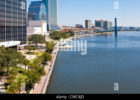 Northbank Riverwalk city park le long de la rivière St-Jean au centre-ville de Jacksonville, FL Banque D'Images