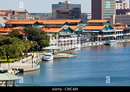 Jacksonville Landing complexe sur le Riverwalk Northbank le long de la rivière St-Jean au centre-ville de Jacksonville, FL Banque D'Images