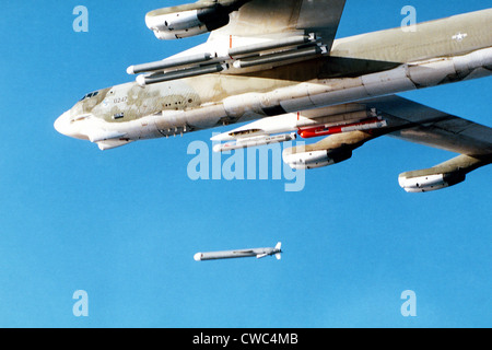 Avions B-52 Tomahawk de sortir un missile de croisière. Le 6 décembre 1979. (BSLOC   2011 12 208) Banque D'Images