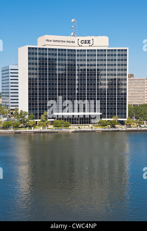 La CSX Transportation Building sur le Riverwalk Northbank au centre-ville de Jacksonville, FL Banque D'Images