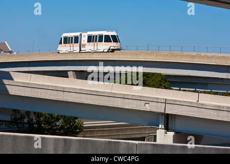 JTA Skyway train automatisé se déplace sur l'Acosta Pont sur la rivière Saint-Jean, au centre-ville de Jacksonville, FL Banque D'Images