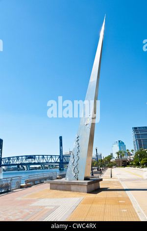 Sculpture de Bruce White Memorial to the Great Fire of Jacksonville sur le Northbank Riverwalk dans le centre-ville de Jacksonville, FL Banque D'Images