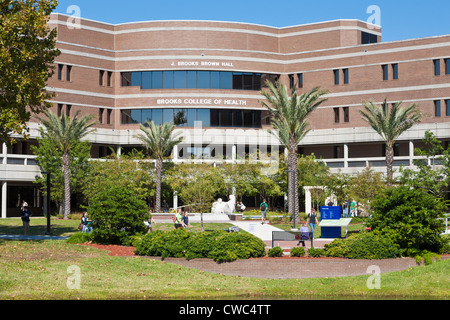 Les élèves passent devant le bâtiment de la santé Collège Brooks à l'Université de Floride Nord à Jacksonville, Floride Banque D'Images