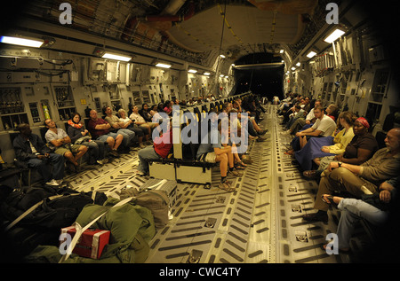 Les citoyens américains évacués de séisme Haïti dans un C-17 de l'Armée de l'air transport. 15 janvier 2010. (BSLOC   2011 12 384) Banque D'Images