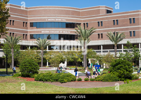 Les élèves passent devant le bâtiment de la santé Collège Brooks à l'Université de Floride Nord à Jacksonville, Floride Banque D'Images