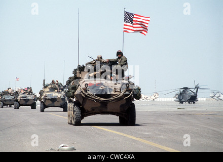 Les Marines américains rouleau dans l'aéroport international de Koweït à la lumière des véhicules blindés après le retrait des forces irakiennes au cours de l'opération Banque D'Images