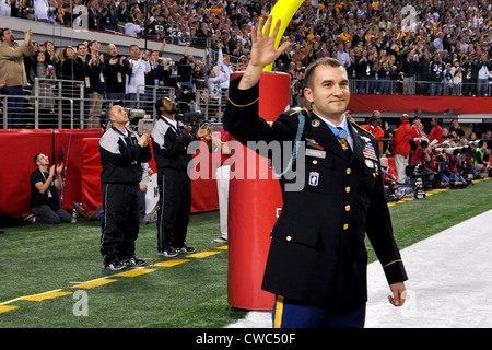 Récipiendaire de la médaille d'honneur du personnel de l'Armée de Sgt. Salvatore Giunta salue la foule lors de la Super Bowl XLV jeu. Giunta est la première Banque D'Images