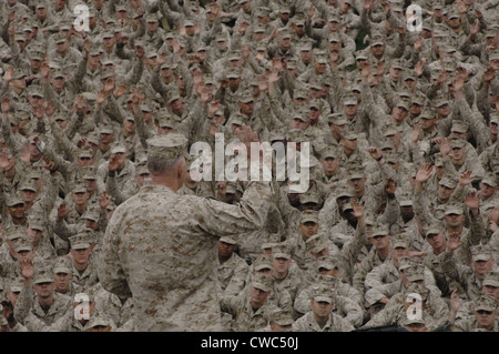Le général James Conway, Commandant du Corps des Marines Marines administre le serment d'engagement au cours d'une cérémonie de réinscription. Ca. Banque D'Images