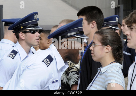 Un Cadet 2e classe crie instructions à nouveau dans des Cadets Les cadets au cours de base-traitement à l'US Air Force Academy de Colorado Banque D'Images