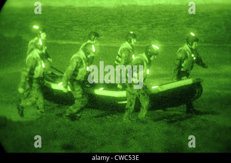 Les marins américains affectés à des travaux de démolition sous-marine de base/JOINT training class transporter un bateau gonflable pour le surf à San Diego Banque D'Images