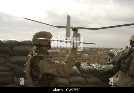 Soldat américain lance un drone Raven leurs activités de reconnaissance d'insurgés s'attaquer à la base de patrouille en Uvanni Banque D'Images