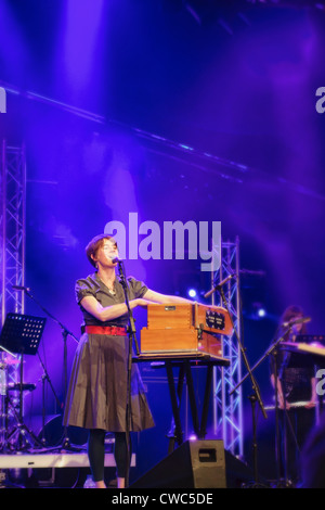 CAMBRIDGE UK, 28 juillet 2012 : Francis Cabrel chanteur folk contemporain effectuant au Cambridge Folk Festival, UK Banque D'Images