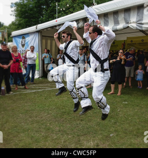 CAMBRIDGE UK 29 JUILLET 2012 : Morris Dancers performing au Cambridge Folk Festival, UK Banque D'Images