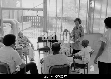 Rosalynn Carter travaille avec le personnel et les patients de l'Hôpital général de Washington DC. Elle a encouragé l'amélioration des soins de santé des pauvres Banque D'Images