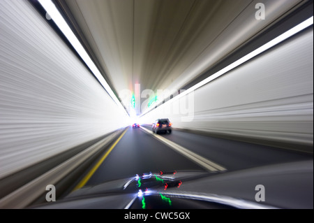Les voitures qui circulent dans le tunnel avec le Motion Blur Banque D'Images