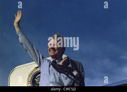 Le président Jimmy Carter signe à partir de l'Air Force One. Ca. 1977-1980. Banque D'Images