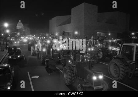 Conduite de tracteurs des agriculteurs vers le bas Pennsylvania Avenue dans le cadre d'un mouvement de l'Agriculture Américain de nuit pour protester contre la hausse de l'AAM Banque D'Images