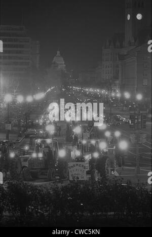 Conduite de tracteurs des agriculteurs vers le bas Pennsylvania Avenue dans le cadre d'un mouvement de l'Agriculture Américain de nuit pour protester contre la hausse Banque D'Images